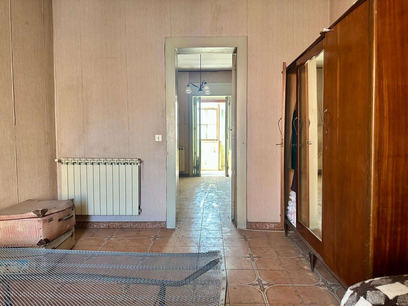 Interno di una casa indipendente in vendita a Barcellona P.G., vista sulla porta e le stanze adiacenti.
