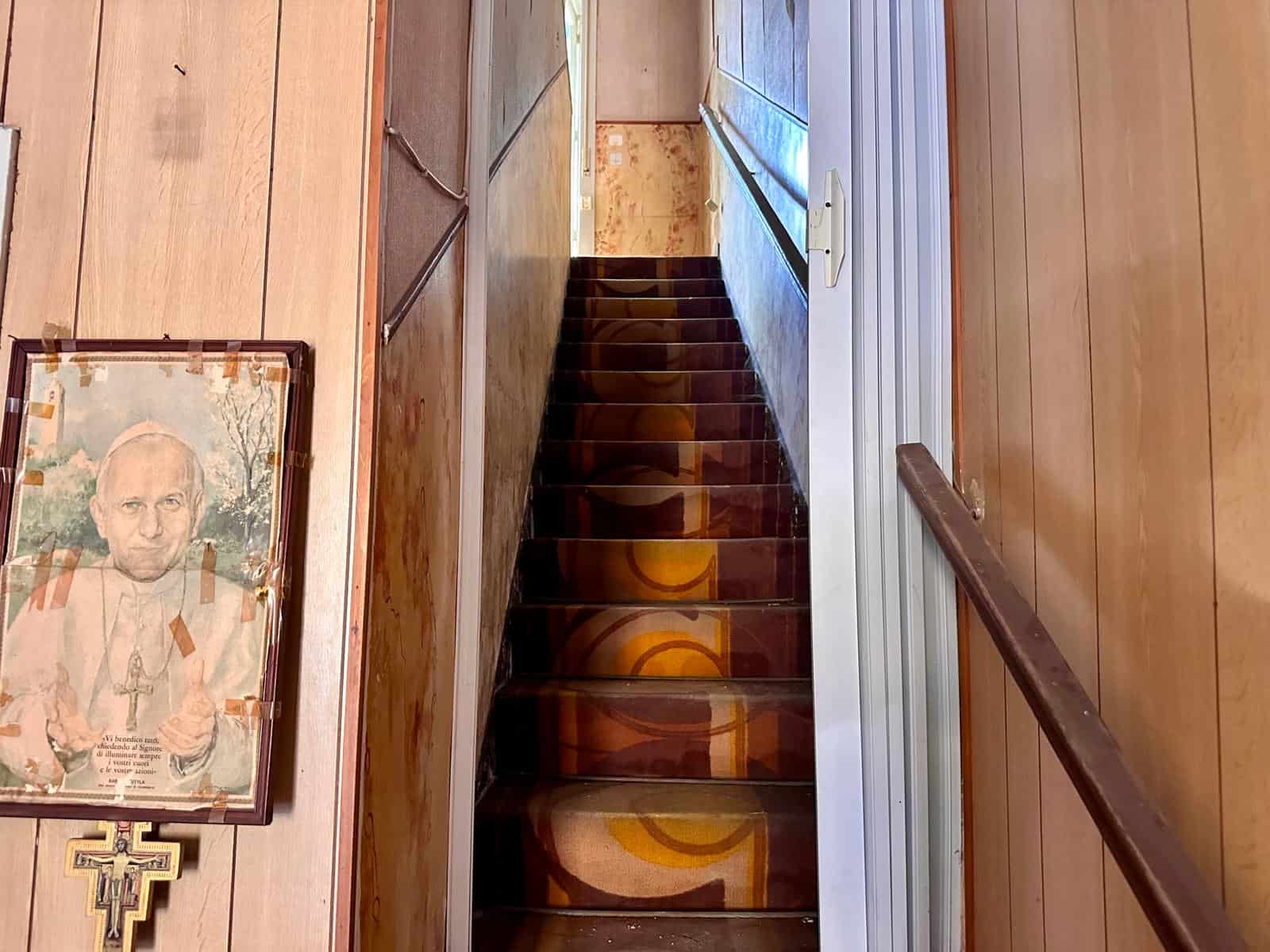 Scala interna in legno con pareti rivestite in pannelli di legno, in una casa in vendita a Barcellona P.G.