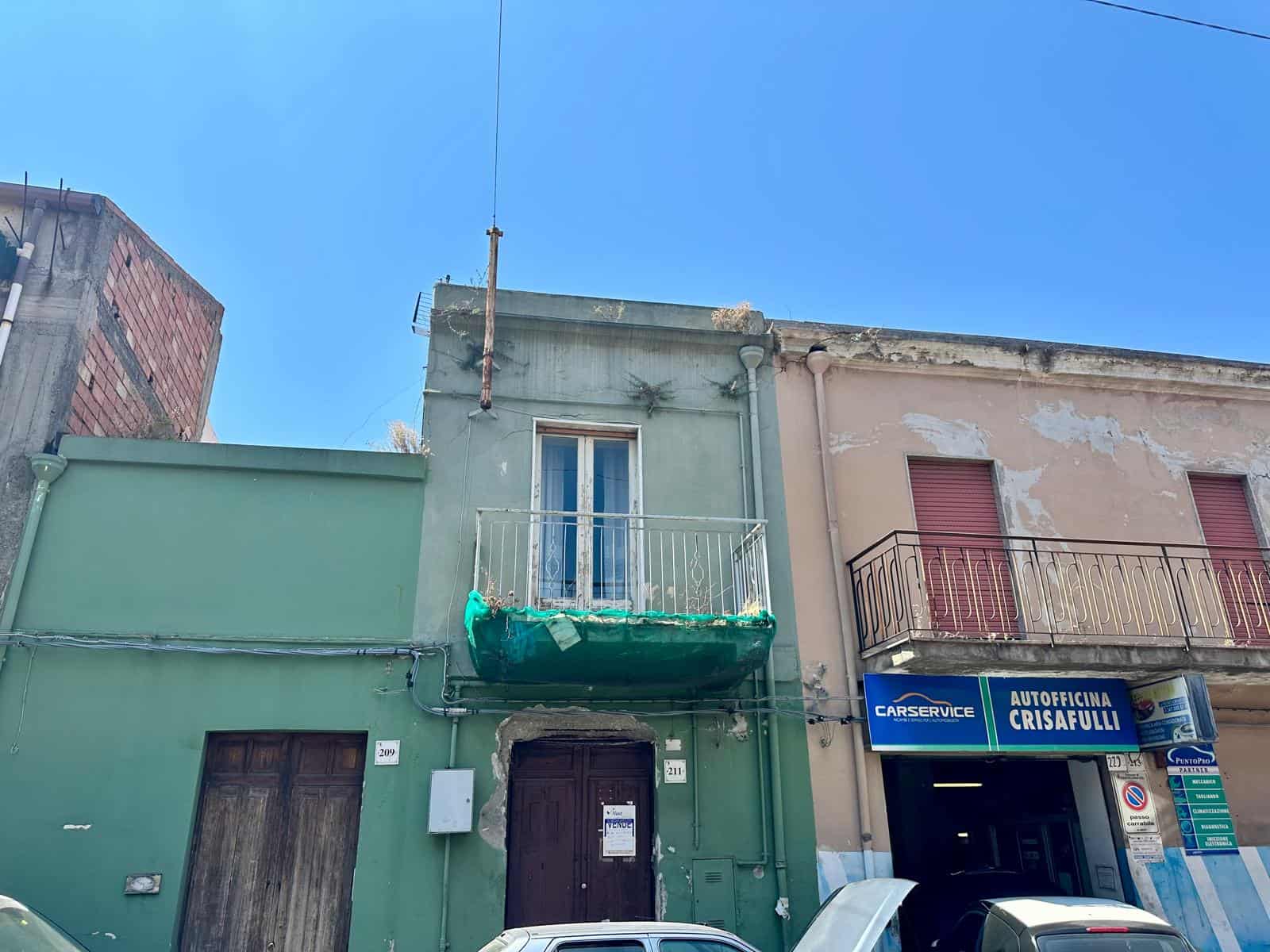 Edificio residenziale in vendita in via Strada Statale Sant'Antonino 197, Barcellona P.G., con balcone e garage.