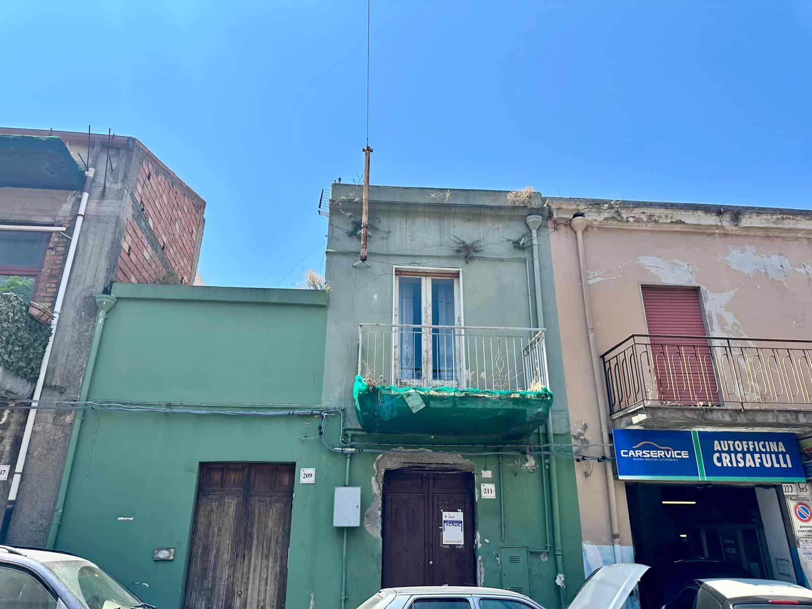 Edificio residenziale in via Strada Statale Sant'Antonino 197 a Barcellona P.G. con balcone e facciata colorata.