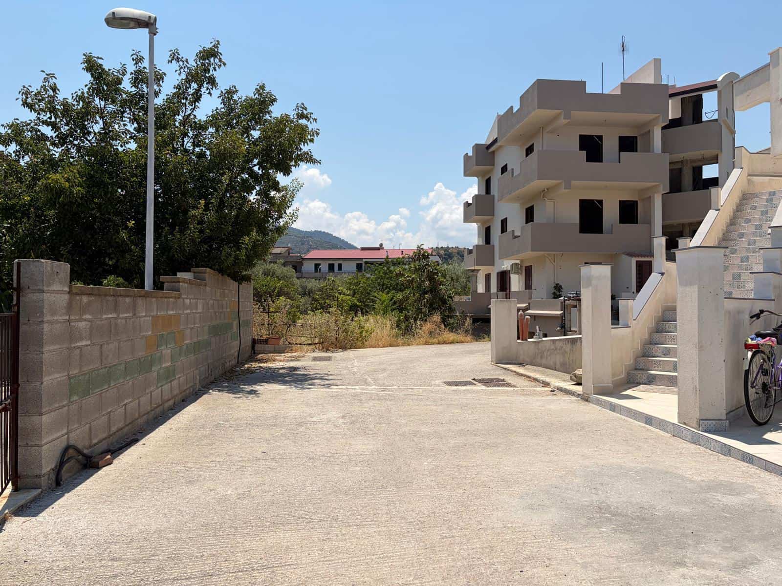 Terreno edificabile in vendita in via Gaspare Amodeo, Oliveri, con spazio aperto e edificio in costruzione vicino a servizi e natura.