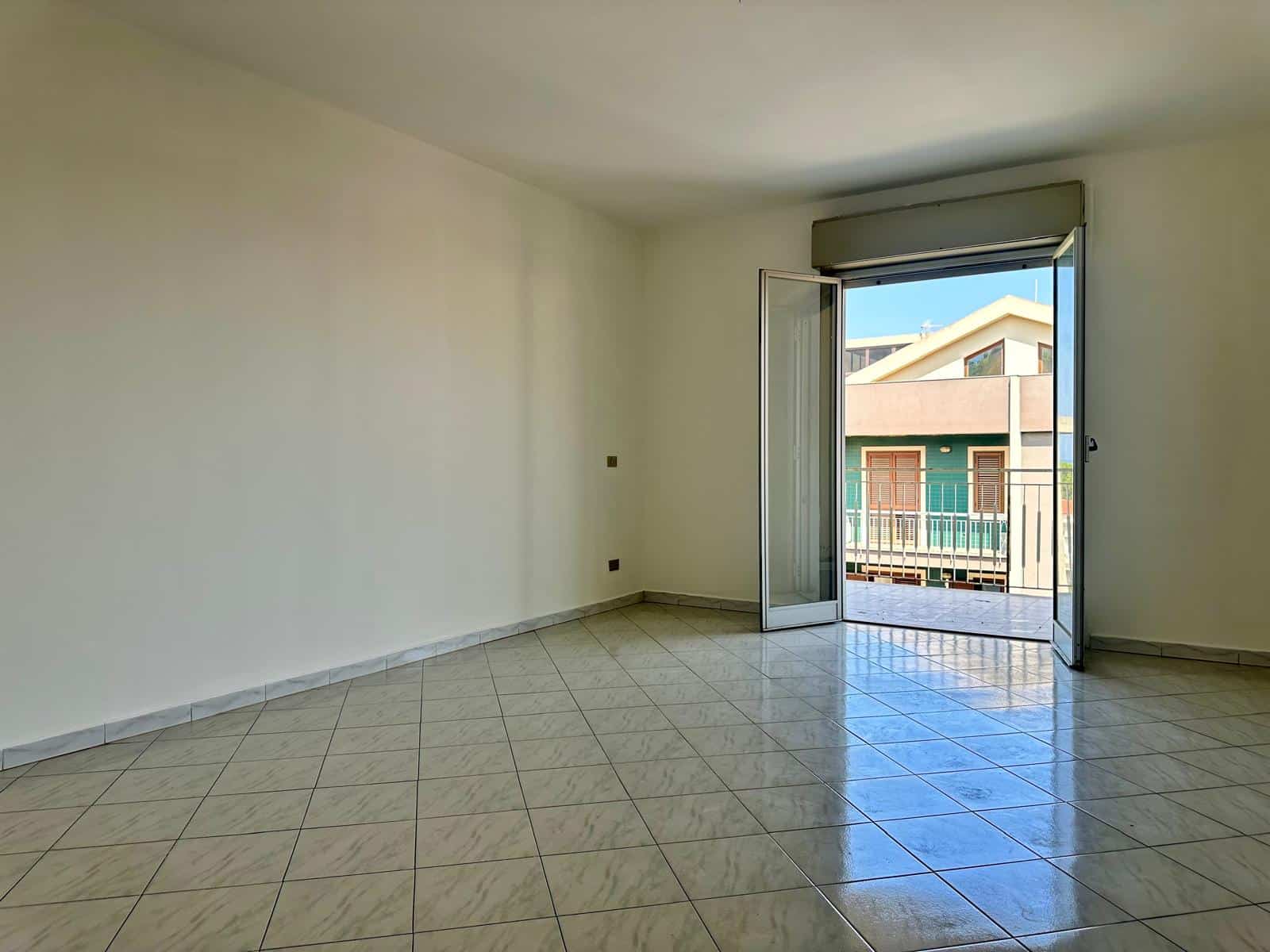 Appartamento in vendita con balcone e vista su edificio residenziale in via Delle Ginestre.