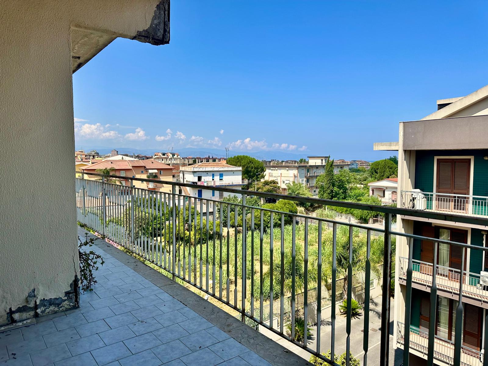 Balcone con vista panoramica su quartiere residenziale e verde, appartamento in vendita in via Delle Ginestre.