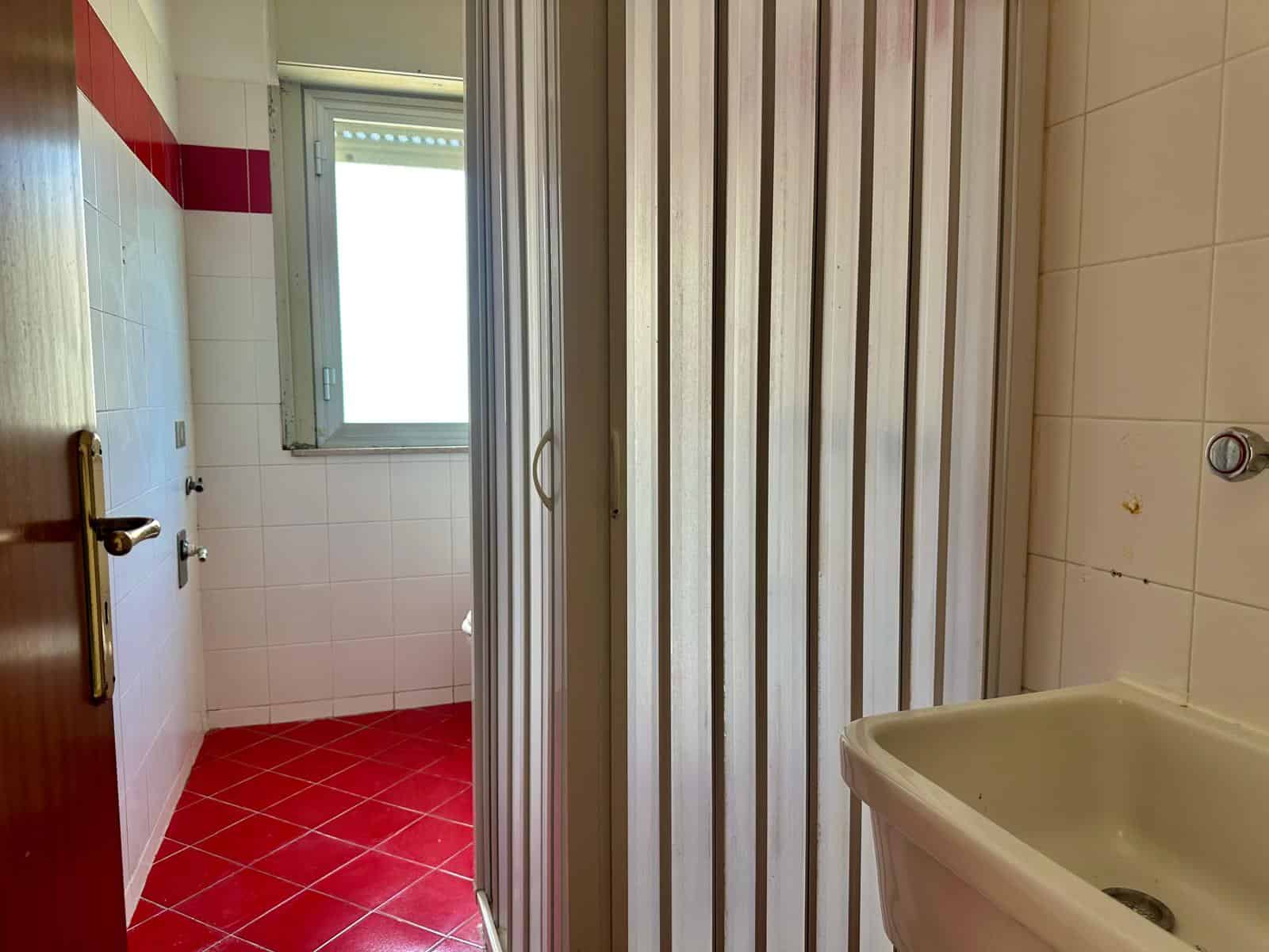 Bagno con finestra e box doccia in un appartamento in vendita a via Delle Ginestre.
