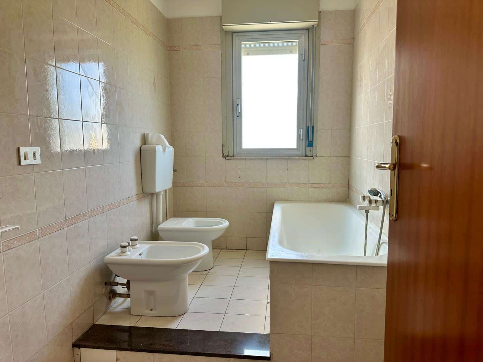 Bagno spazioso con vasca, bidet e finestra in appartamento in vendita in via Delle Ginestre.