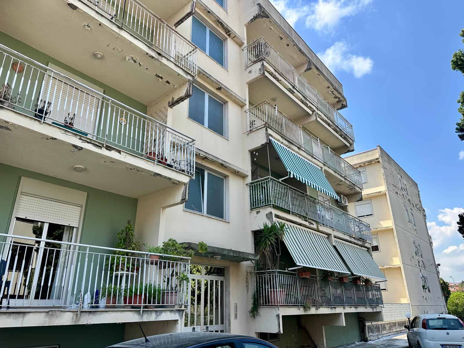 Appartamento in vendita in via Delle Ginestre con balconi e tende da sole.