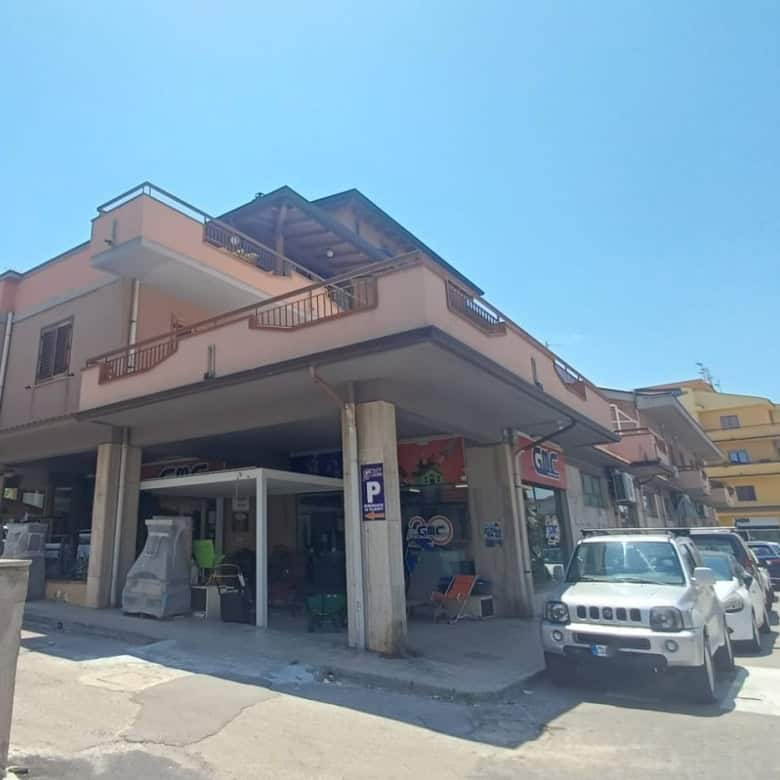 Locale commerciale in vendita in Via Lucio Piccolo, Capo d'Orlando, Me, con spazio esterno e parcheggi.