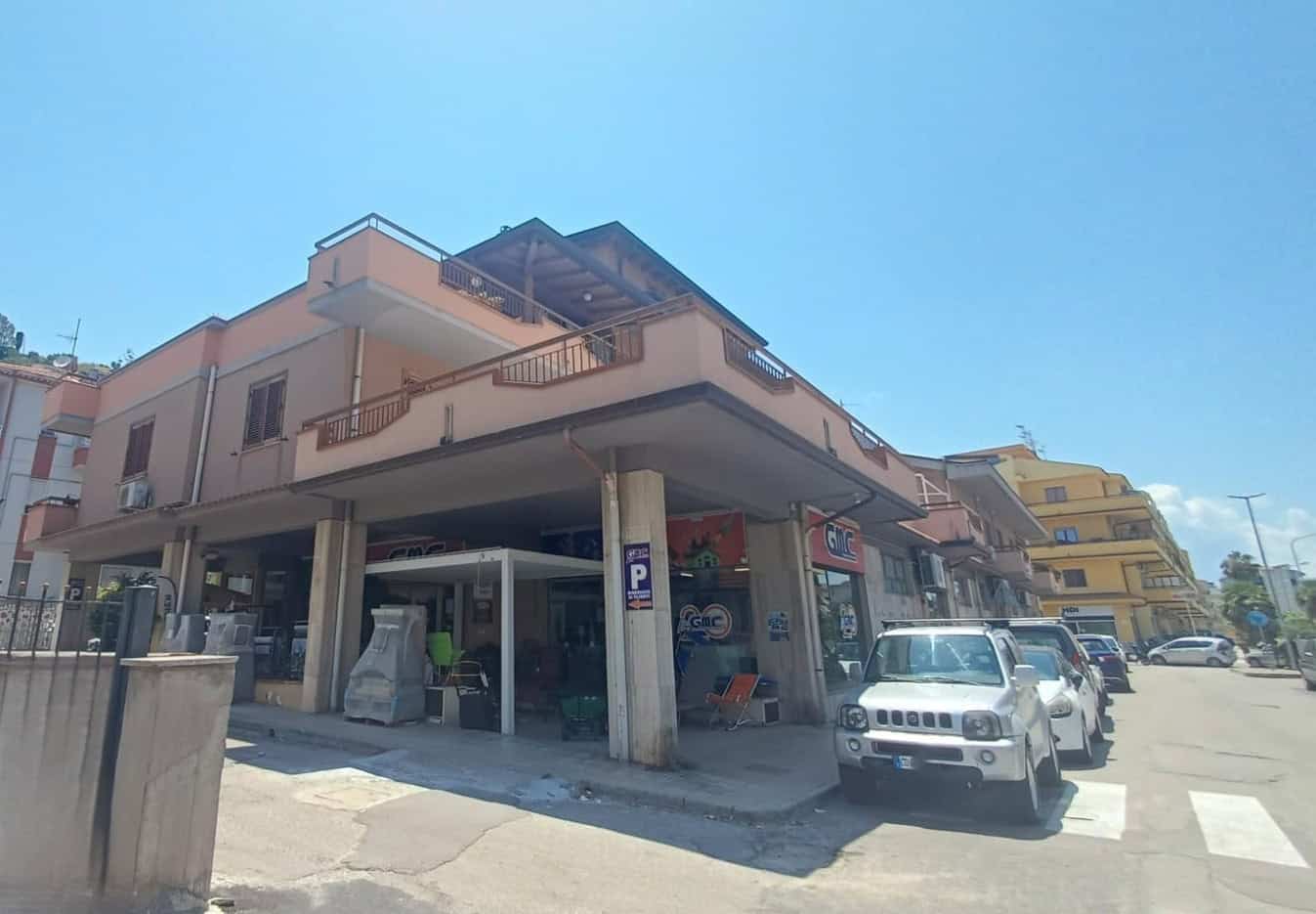 Locale commerciale in vendita in Via Lucio Piccolo, Capo d'Orlando, Me, con spazio esterno e parcheggi.