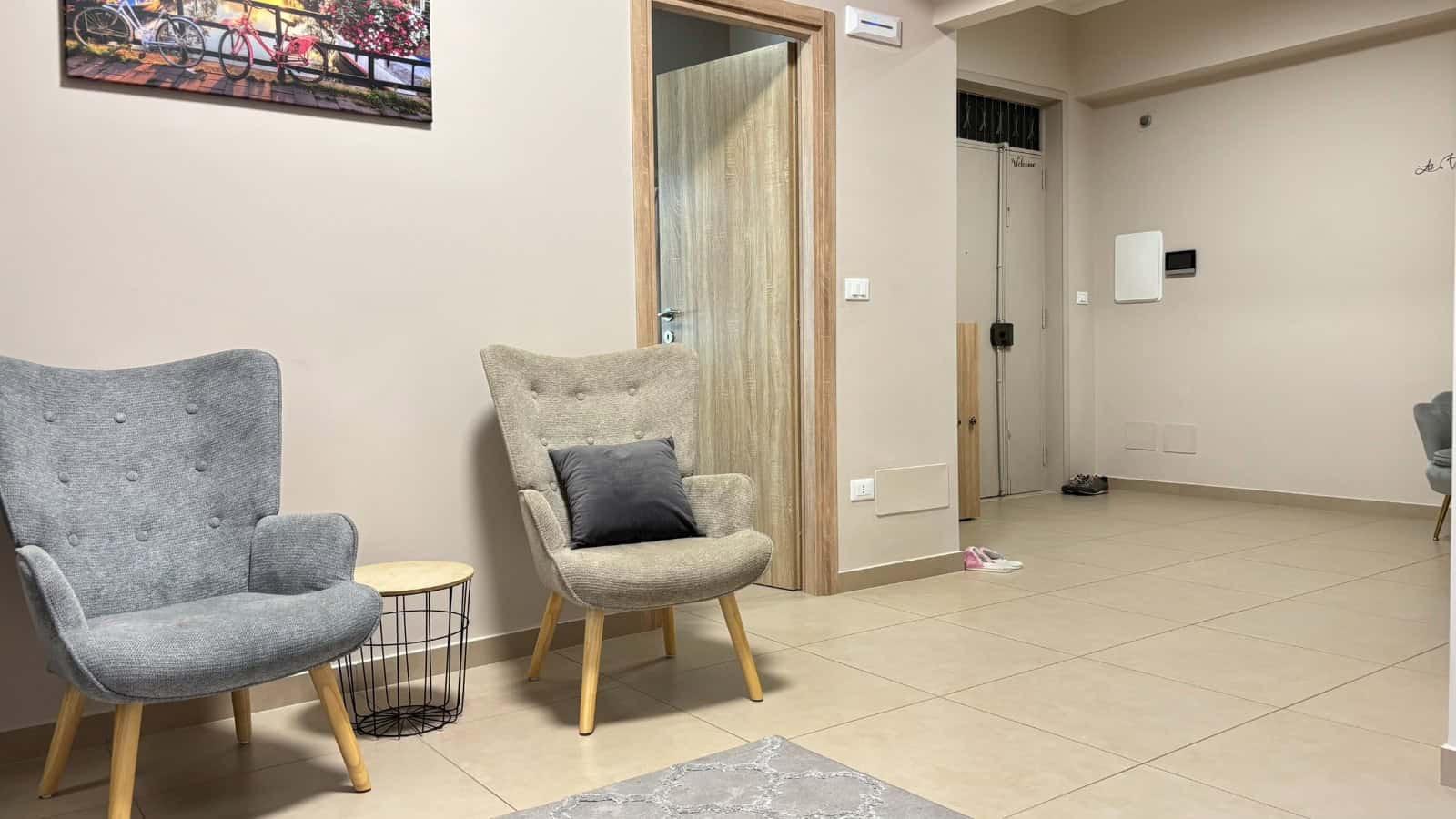 Interno di un appartamento in vendita a Milazzo, con sedie e pareti neutre.