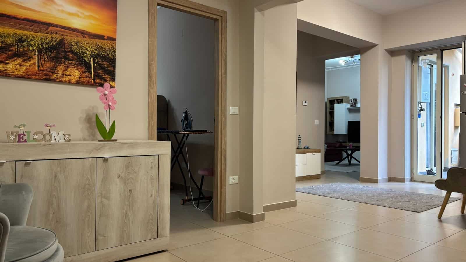 Interno di un appartamento in vendita a Milazzo, vista soggiorno con ingresso e zona pranzo.