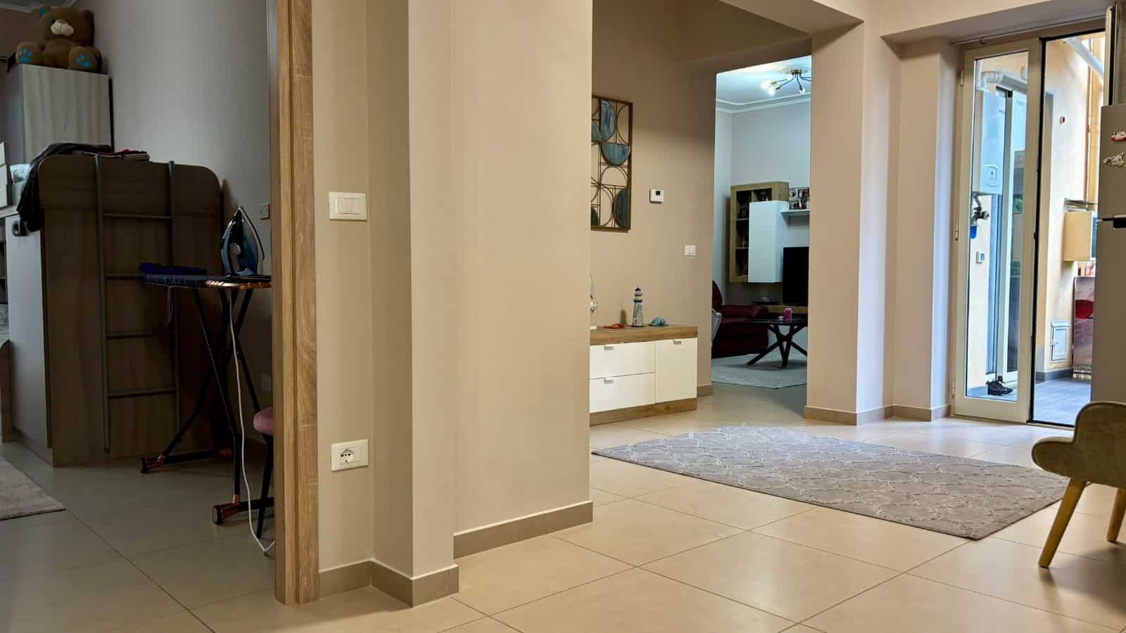 Interno di un appartamento in vendita a Milazzo, con ingresso, soggiorno e accesso al balcone.