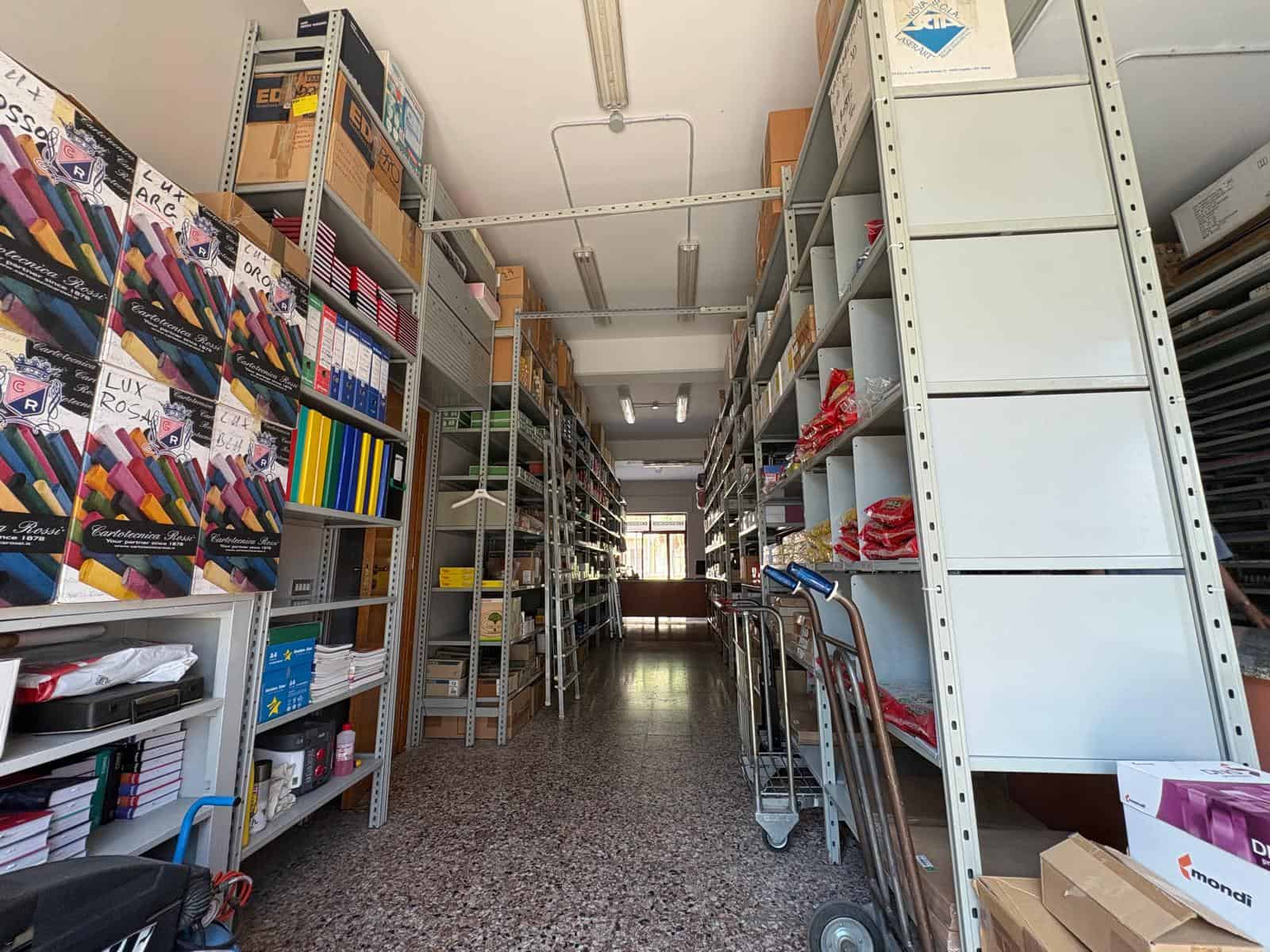 Scaffali con materiali di cancelleria e libri in un negozio di articoli di cartoleria a Barcellona P.G.