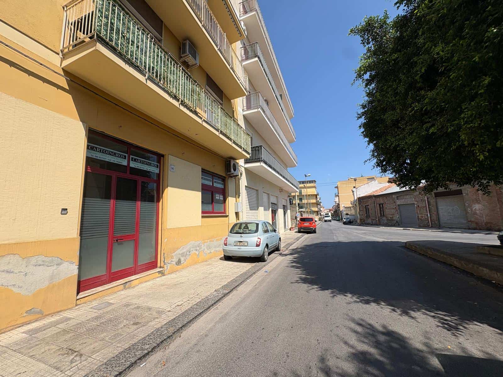 Vicolo commerciale in affitto in via San Francesco di Paola, Barcellona P.G., Me, con negozi e appartamenti.