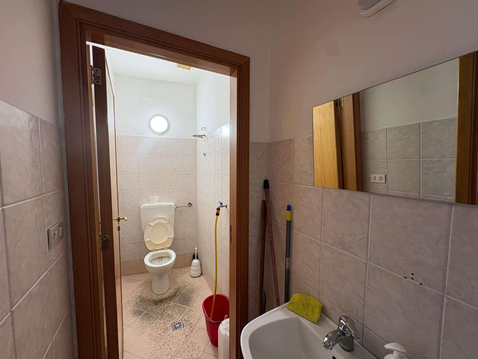 Bagno con WC e accessori, vista dalla porta aperta, in un immobile in affitto a Barcellona P.G.