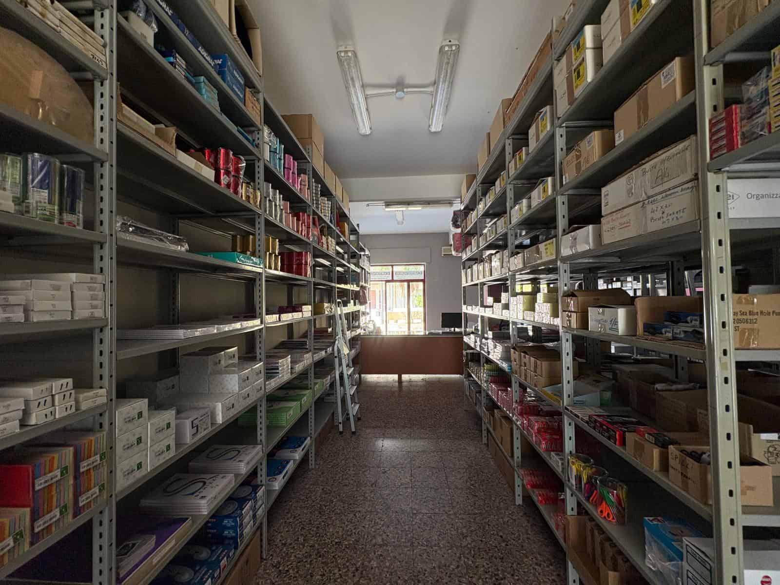 Scaffale con materiali di cancelleria e ufficio in un negozio o magazzino a Barcellona P.G.
