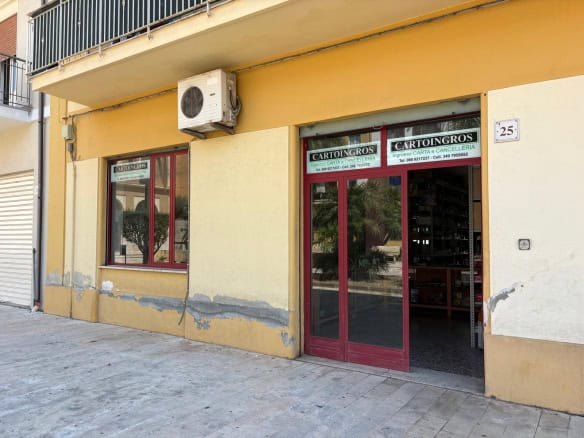 Vetrina e ingresso di un locale commerciale in affitto in via San Francesco di Paola, Barcellona P.G., Me.