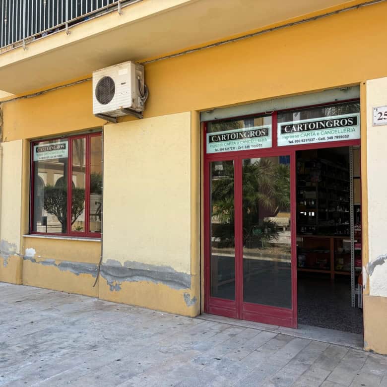 Vetrina e ingresso di un locale commerciale in affitto in via San Francesco di Paola, Barcellona P.G., Me.