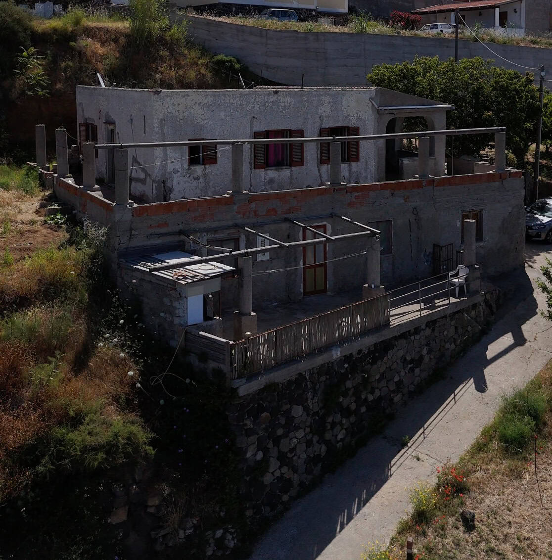 Villa in costruzione a Quattropani, Lipari, con vista sul mare e struttura in fase di completamento.