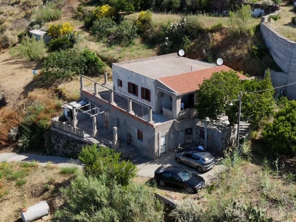 Villa in vendita a Quattropani, Lipari con giardino e vista panoramica, parcheggio privato e terrazza esterna.