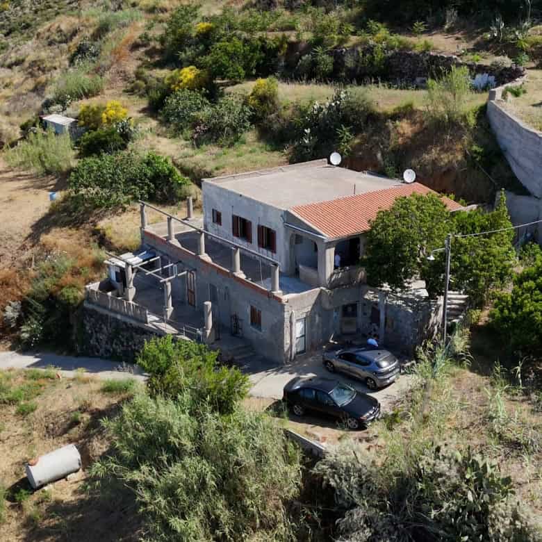 Villa in vendita a Quattropani, Lipari con giardino e vista panoramica, parcheggio privato e terrazza esterna.