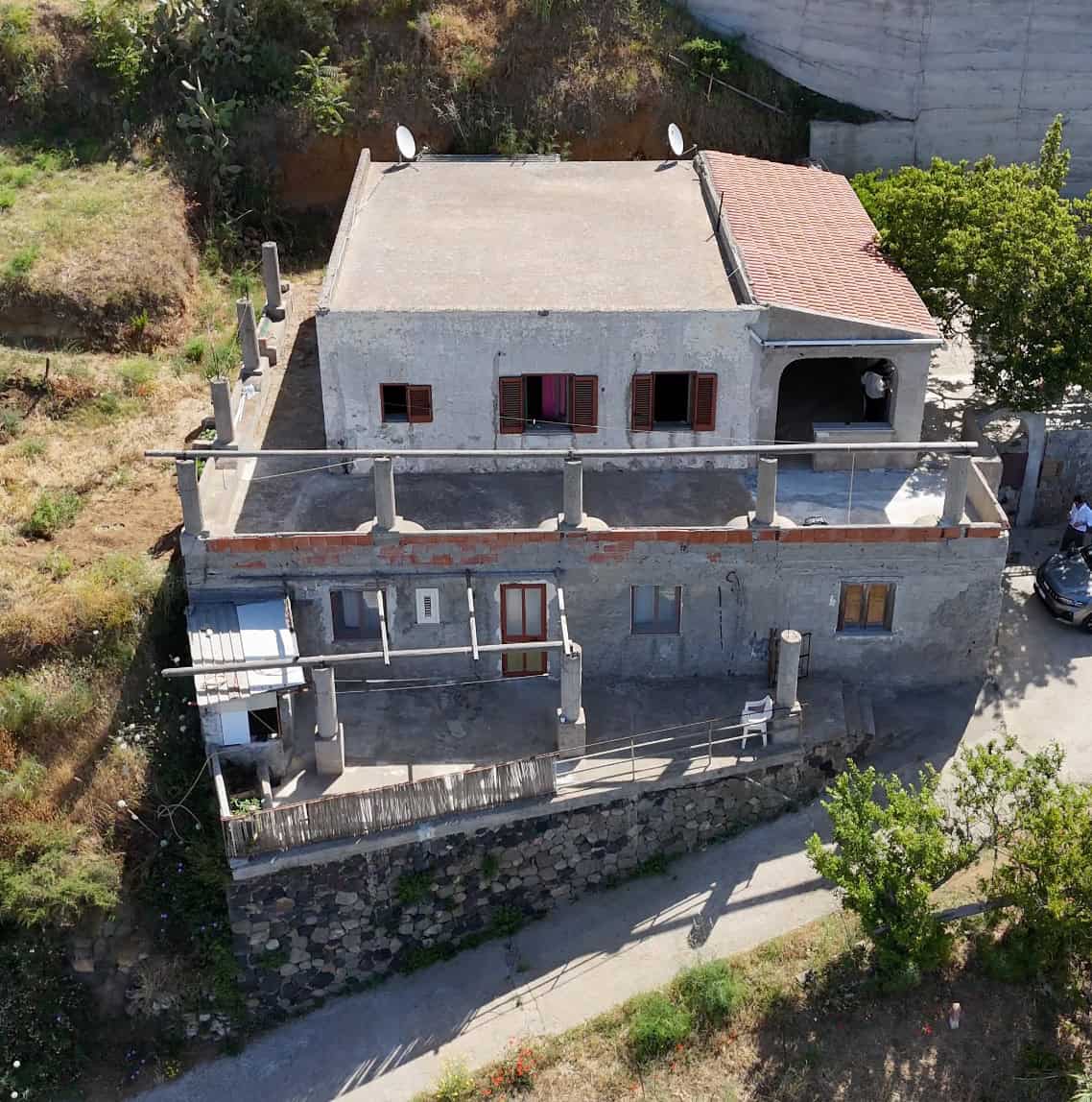 Villa in vendita a Quattropani, Lipari, vista dall'alto con terrazza e giardino circostante.