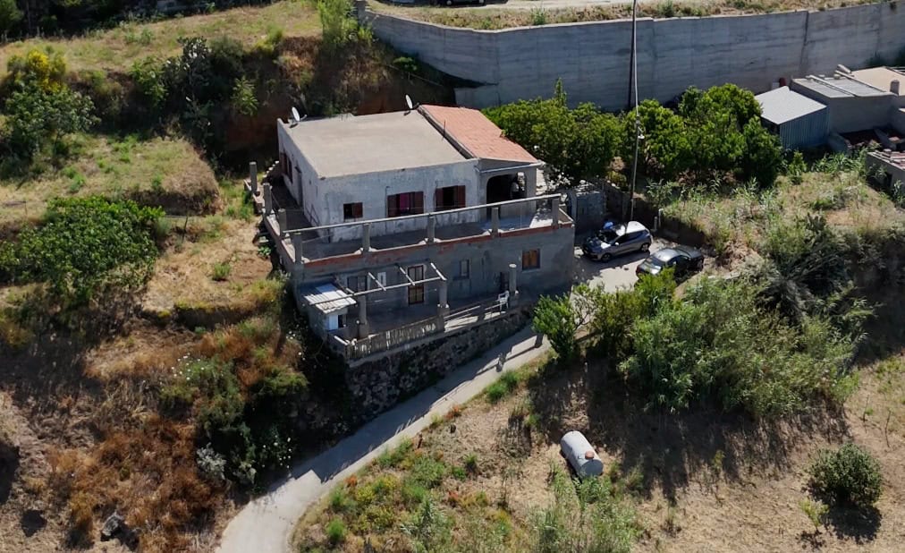 Villa in vendita a Quattropani, Lipari, vista aerea della proprietà con giardino e strada di accesso.