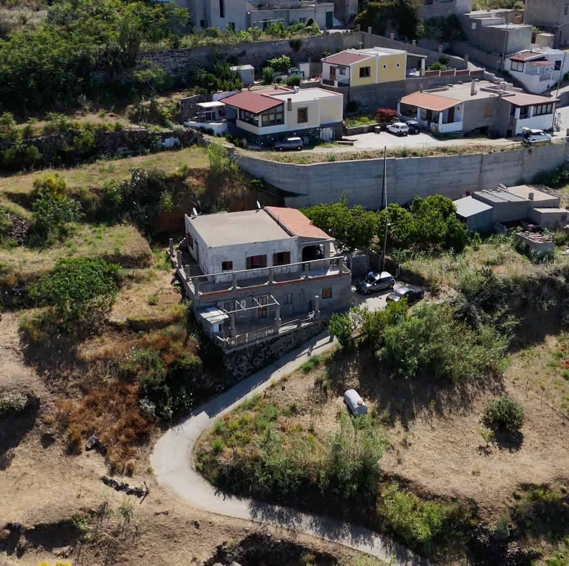 Villa in vendita a Quattropani, Lipari, vista aerea con giardino e strada privata.
