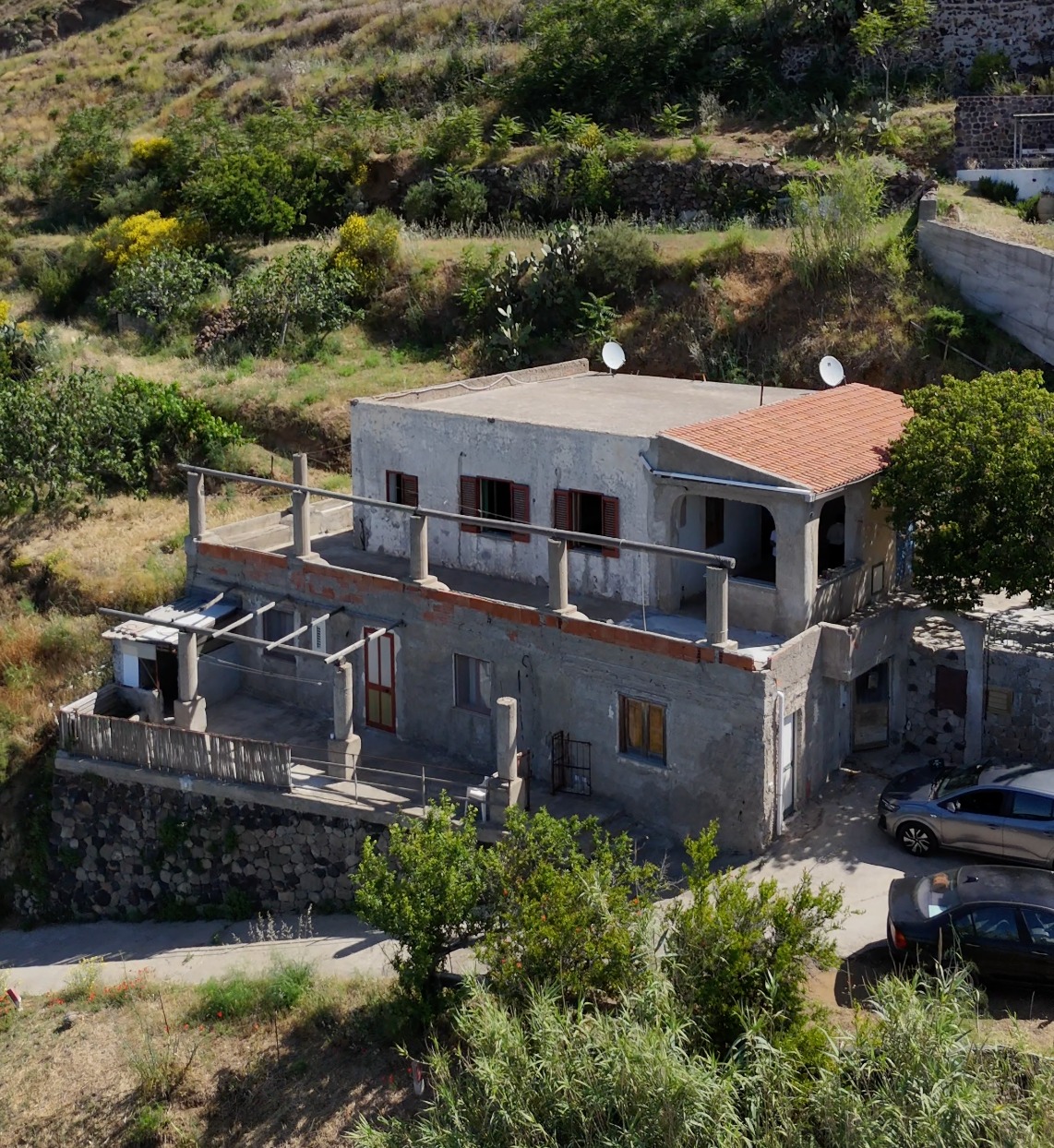 Villa in vendita a Quattropani, Lipari con terrazza panoramica e vista sul paesaggio circostante.