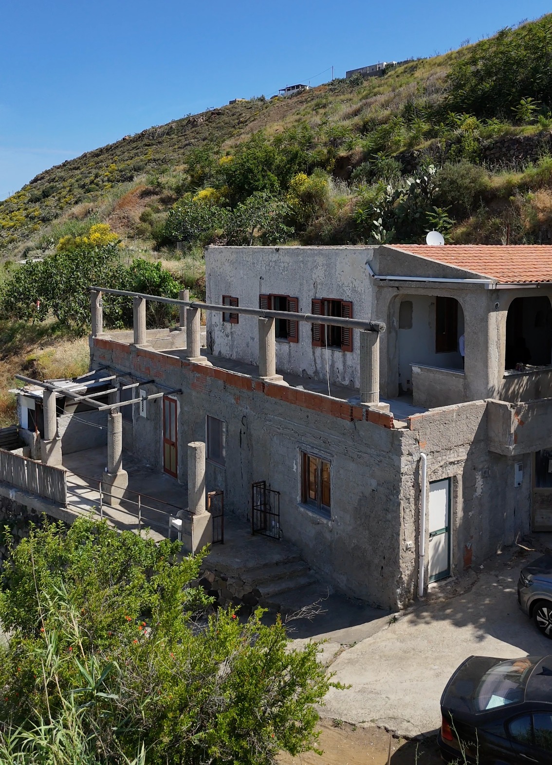 Casa in vendita a Quattropani, Lipari, con vista sulla collina e struttura in stile tradizionale siciliano.