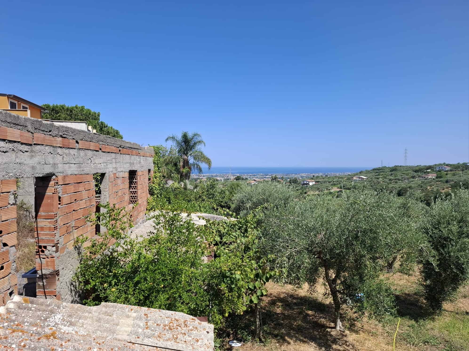 Terreno con rudere e vista mare in vendita a Barcellona P.G., Sicilia.