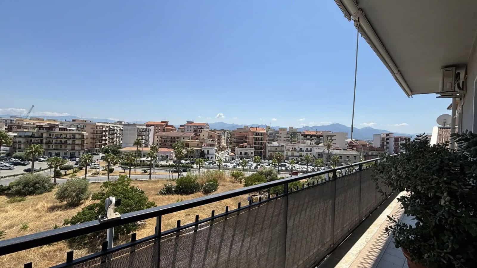 Vista panoramica sulla città di Milazzo dal balcone di un appartamento in vendita in Via Maio Mariano.
