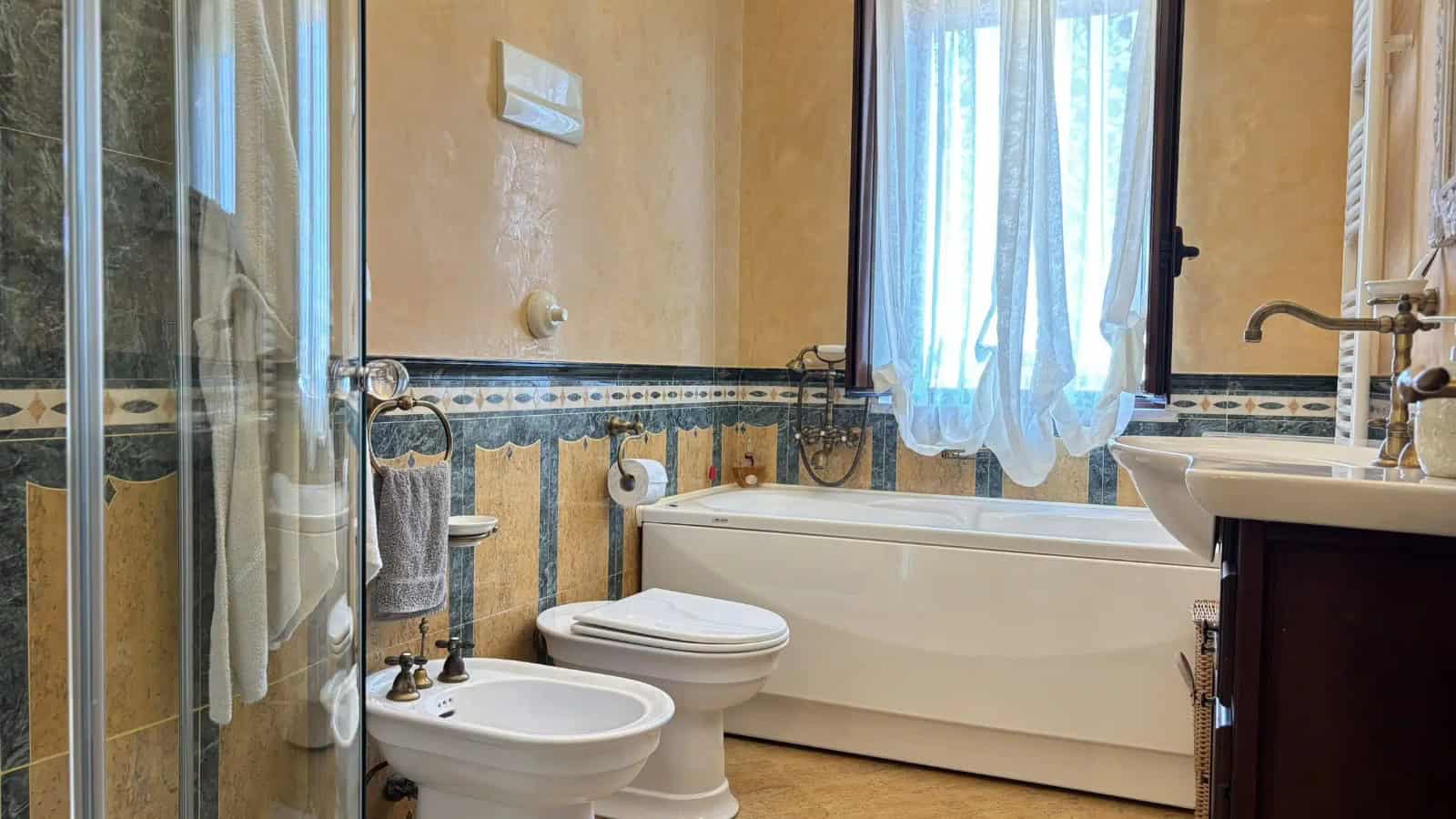Bagno spazioso con vasca, bidet e lavabo in un appartamento a Milazzo, ME.