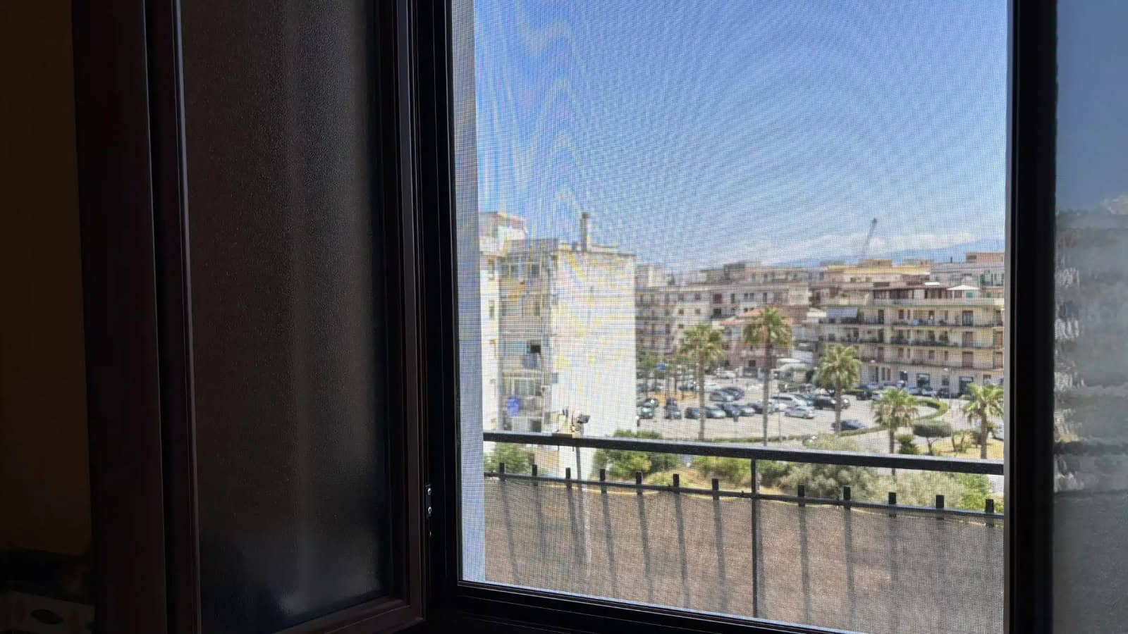 Vista panoramica sulla città di Milazzo vista da una finestra di un appartamento in vendita.