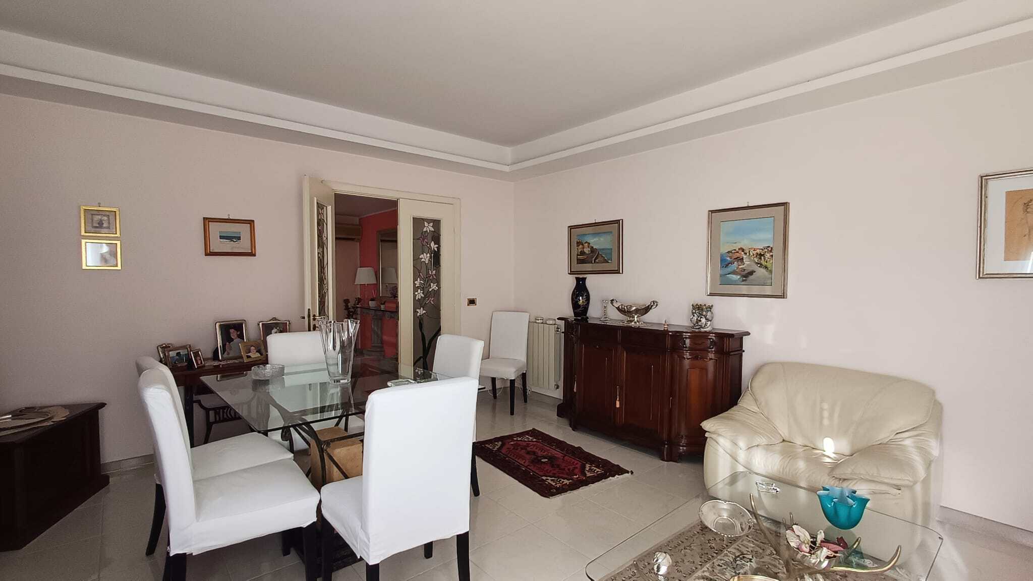 WhatsApp Image 2026-07-15 at 18.37.59dathsh Interno di un appartamento con sala da pranzo elegante, pareti decorate e mobili classici.