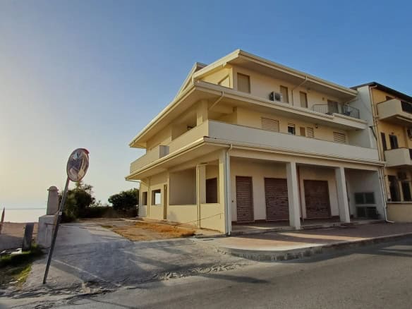 Edificio commerciale in via Trazzera Marina a Capo d'Orlando, vista esterna con tre piani e balconi.