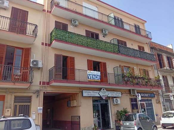 Appartamento in vendita a Napoli con balconi e negozi al piano terra, in zona centrale e ben servita.