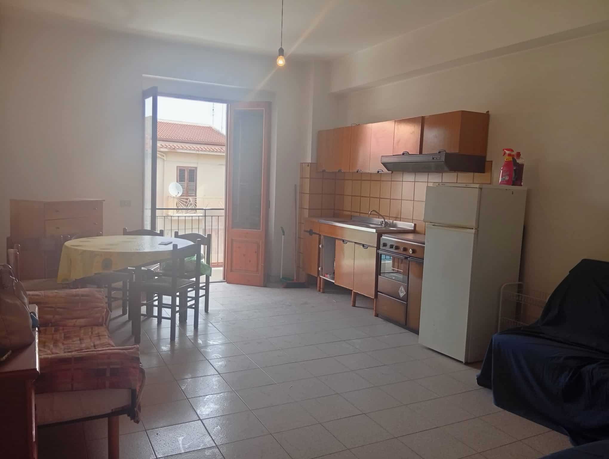 Appartamento in vendita a Falcone con cucina abitabile e balcone luminoso.