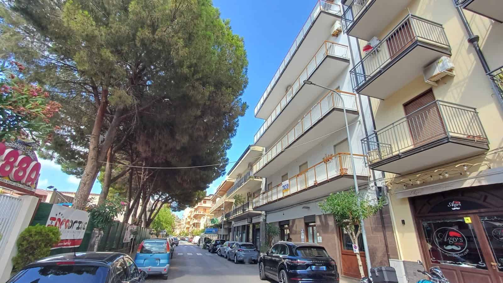 Appartamento in vendita in Via Piave, Capo d'Orlando, con balconi e vista sulla strada principale.