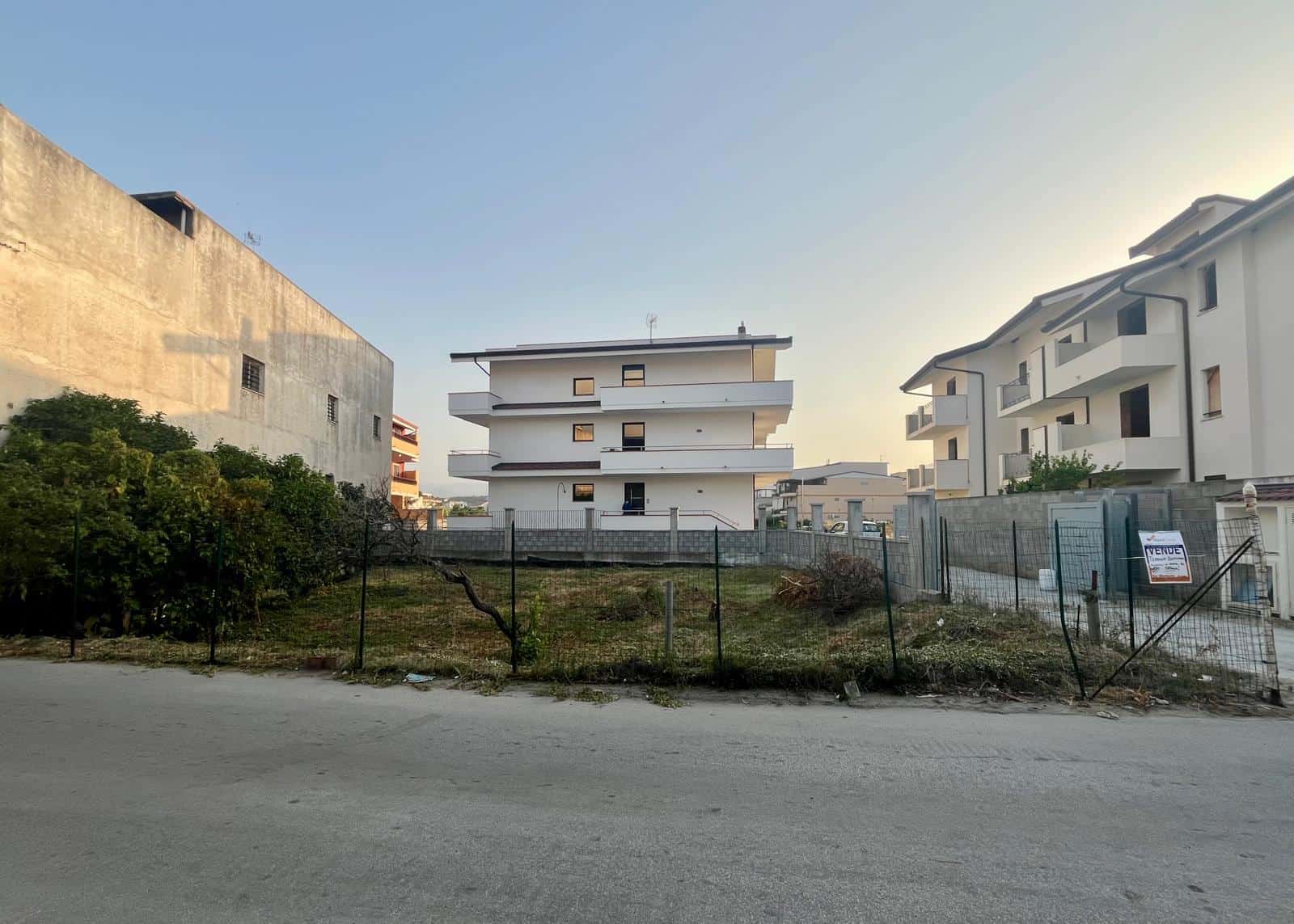 Terreno edificabile in zona residenziale con edifici moderni e spazi verdi, ideale per costruzioni a NextCasa.