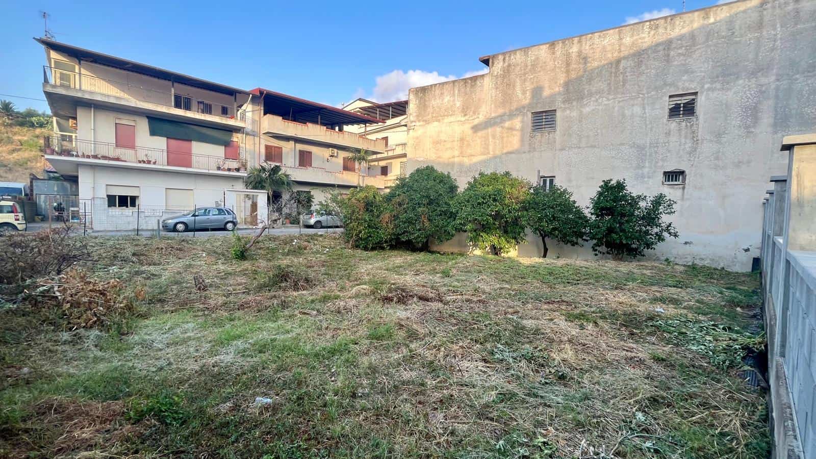 Terreno edificabile in zona residenziale a Napoli, con vegetazione e spazio aperto, ideale per costruzioni o investimento immobiliare.