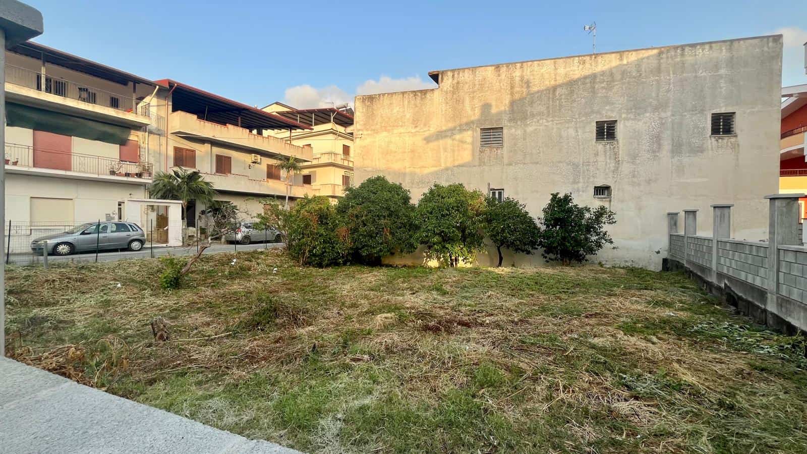 Terreno edificabile in zona residenziale a Napoli, con vegetazione e spazio aperto, pronto per costruzioni future.
