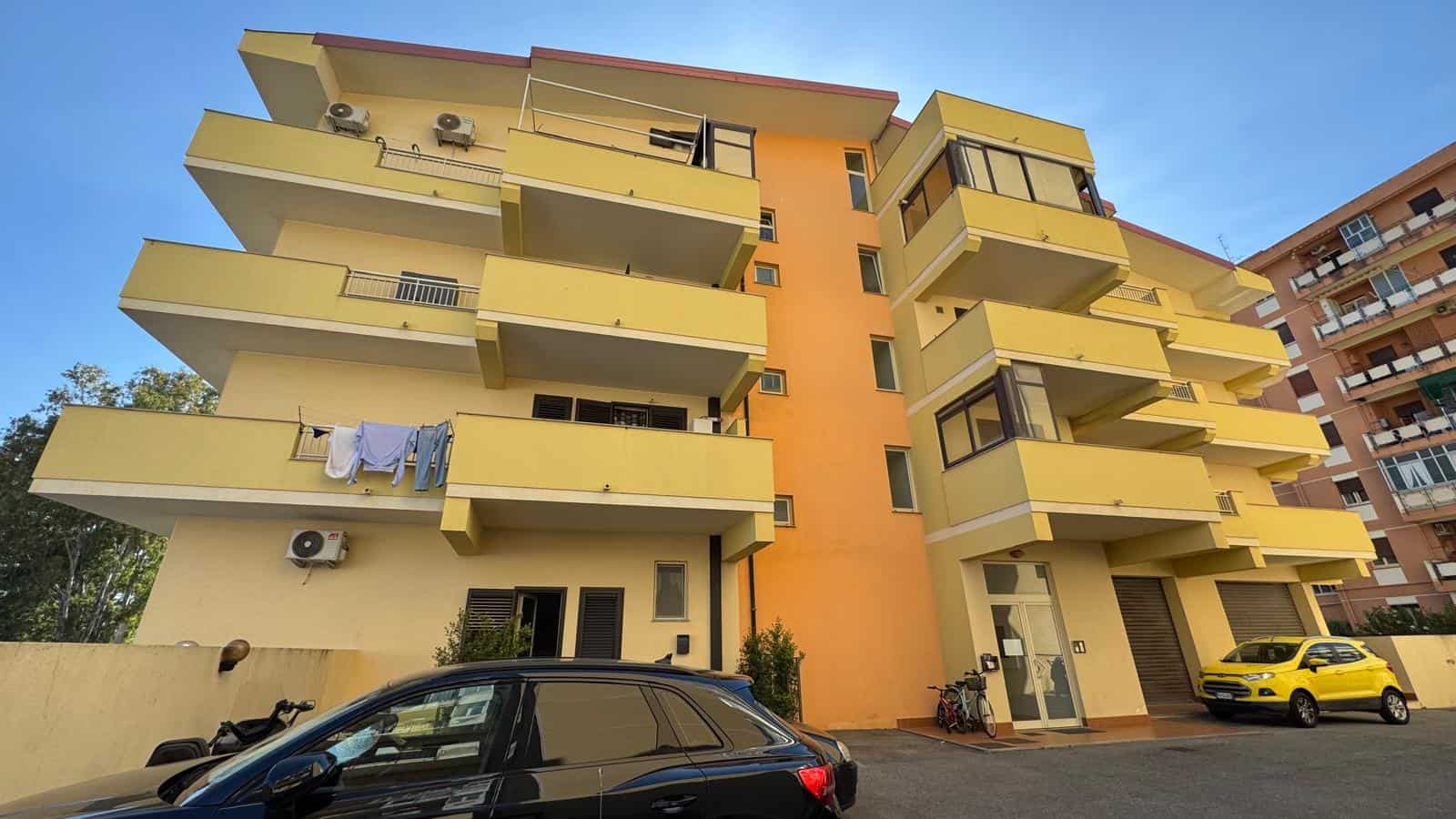 Appartamento in affitto a Milazzo, edificio moderno con balconi ampi e vista sulla strada principale.