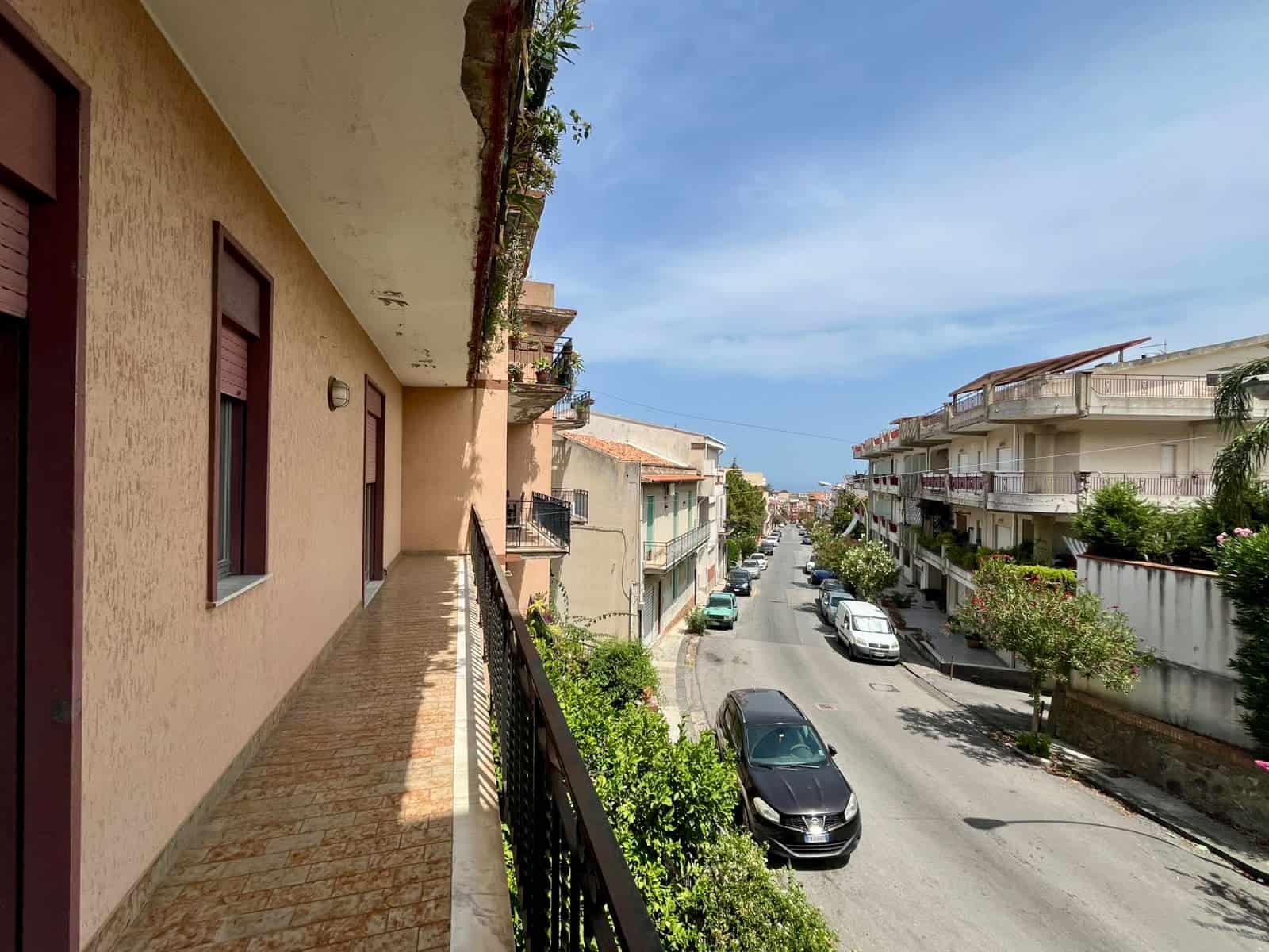 Vista dal balcone di un appartamento in vendita in via Don Silvio Cucinotta, Pace del Mela, con strada e edifici circostanti.