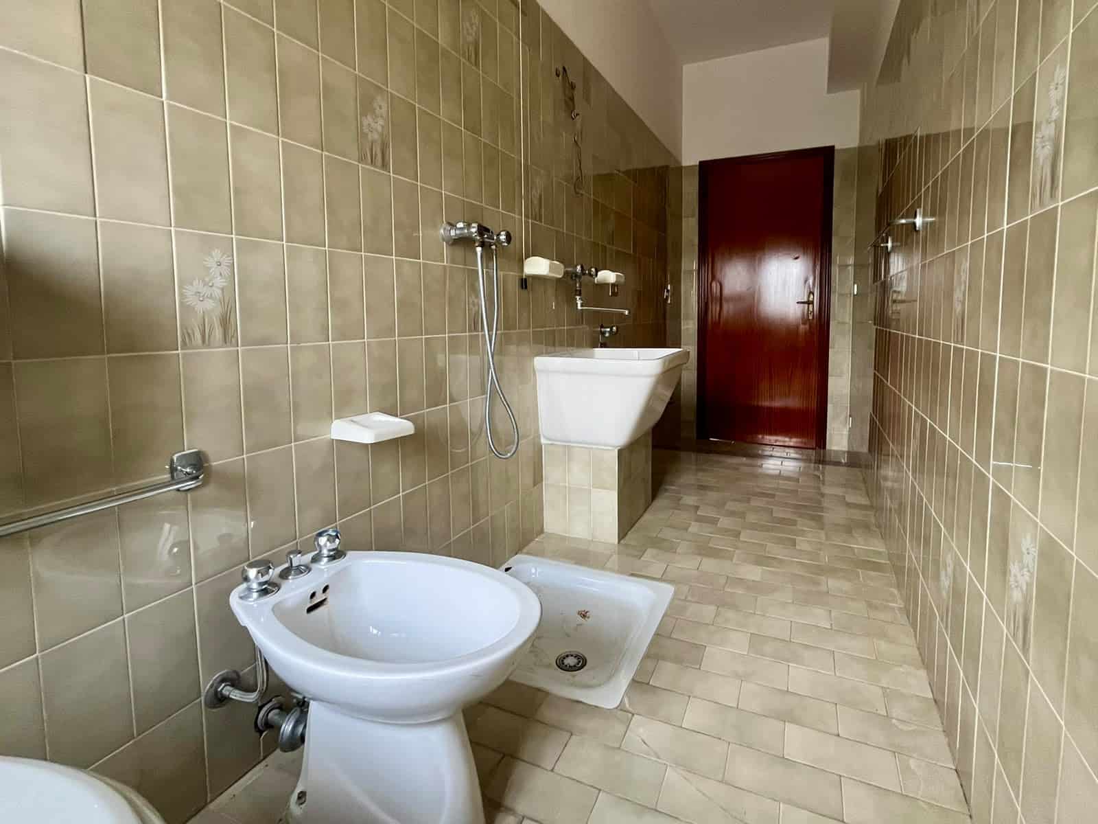 Bagno spazioso con bidet, lavabo e doccia in un appartamento in vendita a Pace del Mela.