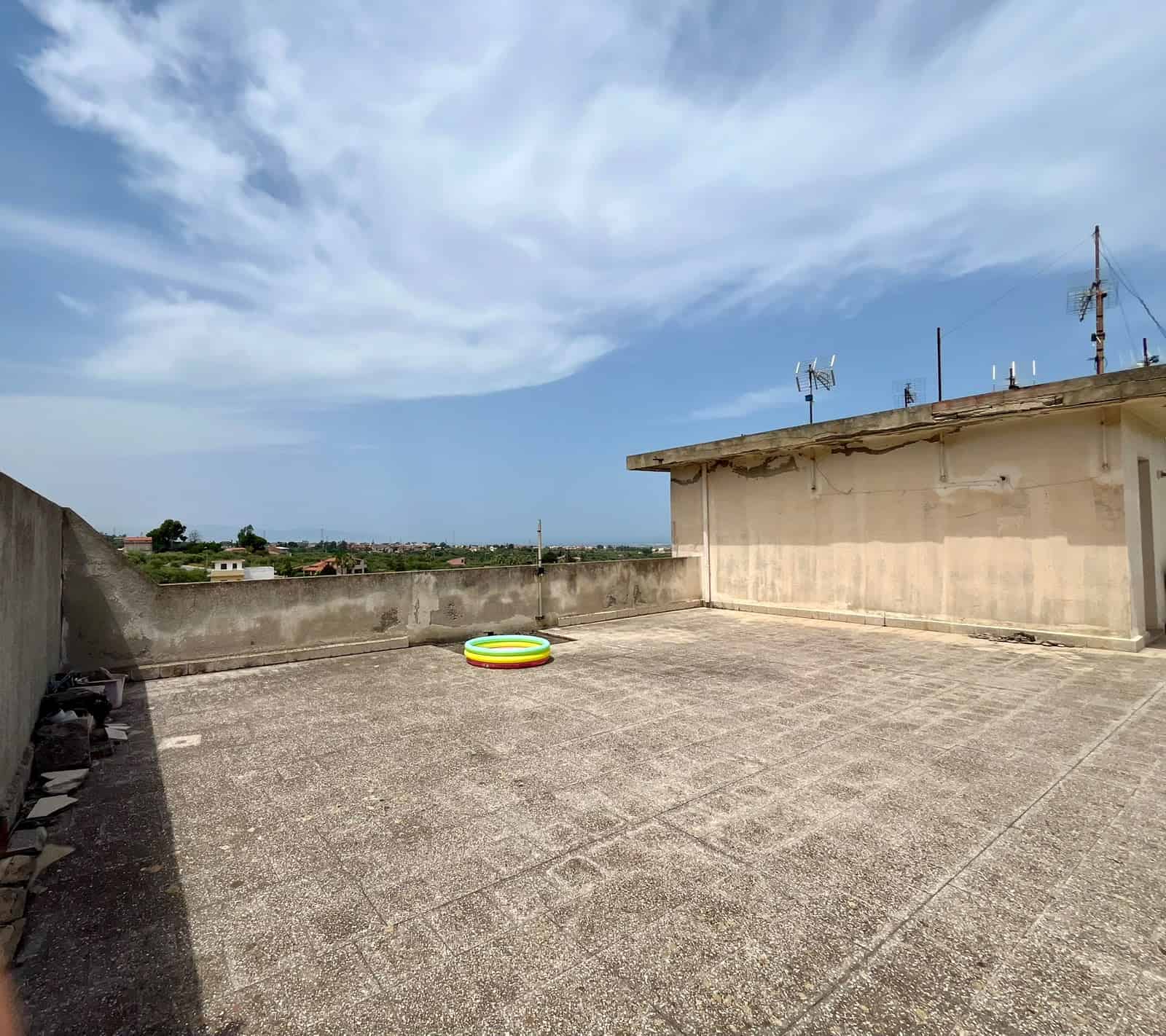 Terrazza panoramica con vista sul cielo e sulla zona circostante a Pace del Mela, ideale per relax e attività all'aperto.