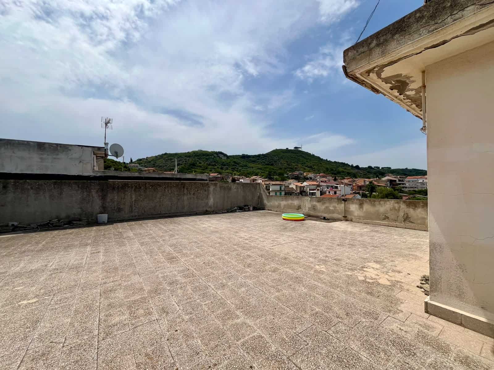 Terrazza panoramica con vista su Pace del Mela e le colline circostanti, ideale per relax e momenti all'aperto.
