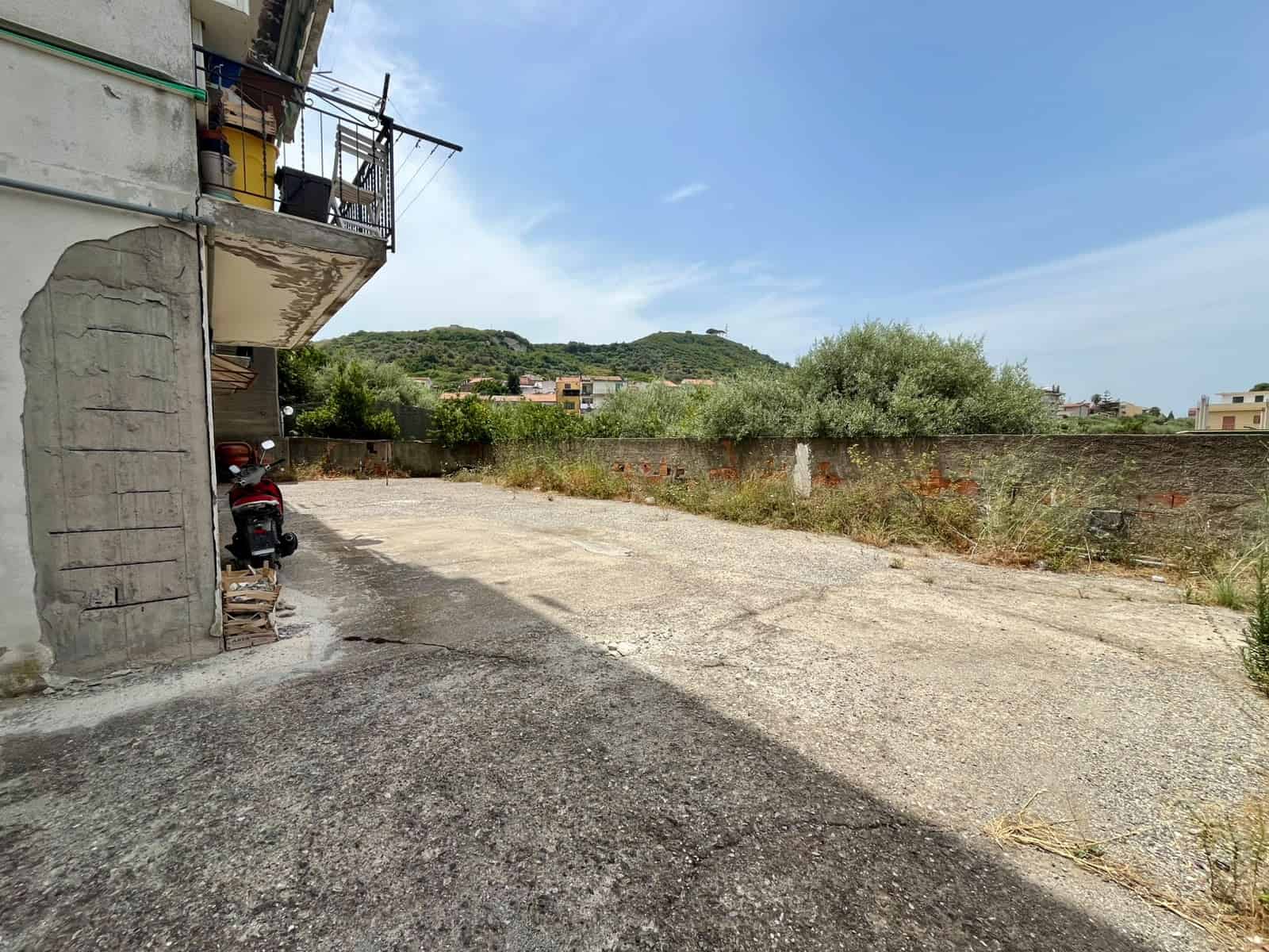 Terreno edificabile in vendita a Pace del Mela con vista sul verde e sulla campagna circostante.
