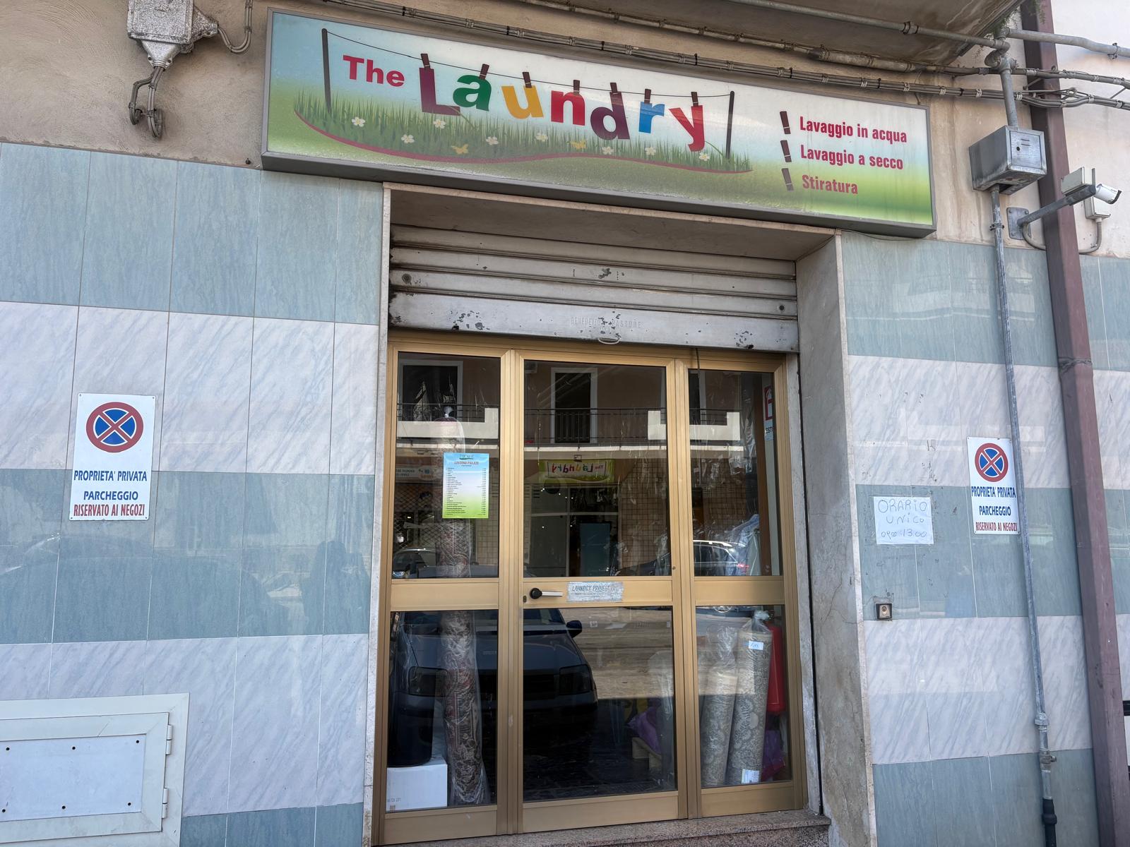 Lavanderia The Laundry in Via Nazionale 45, Giammoro, Me, con servizi di lavaggio a secco e in acqua.