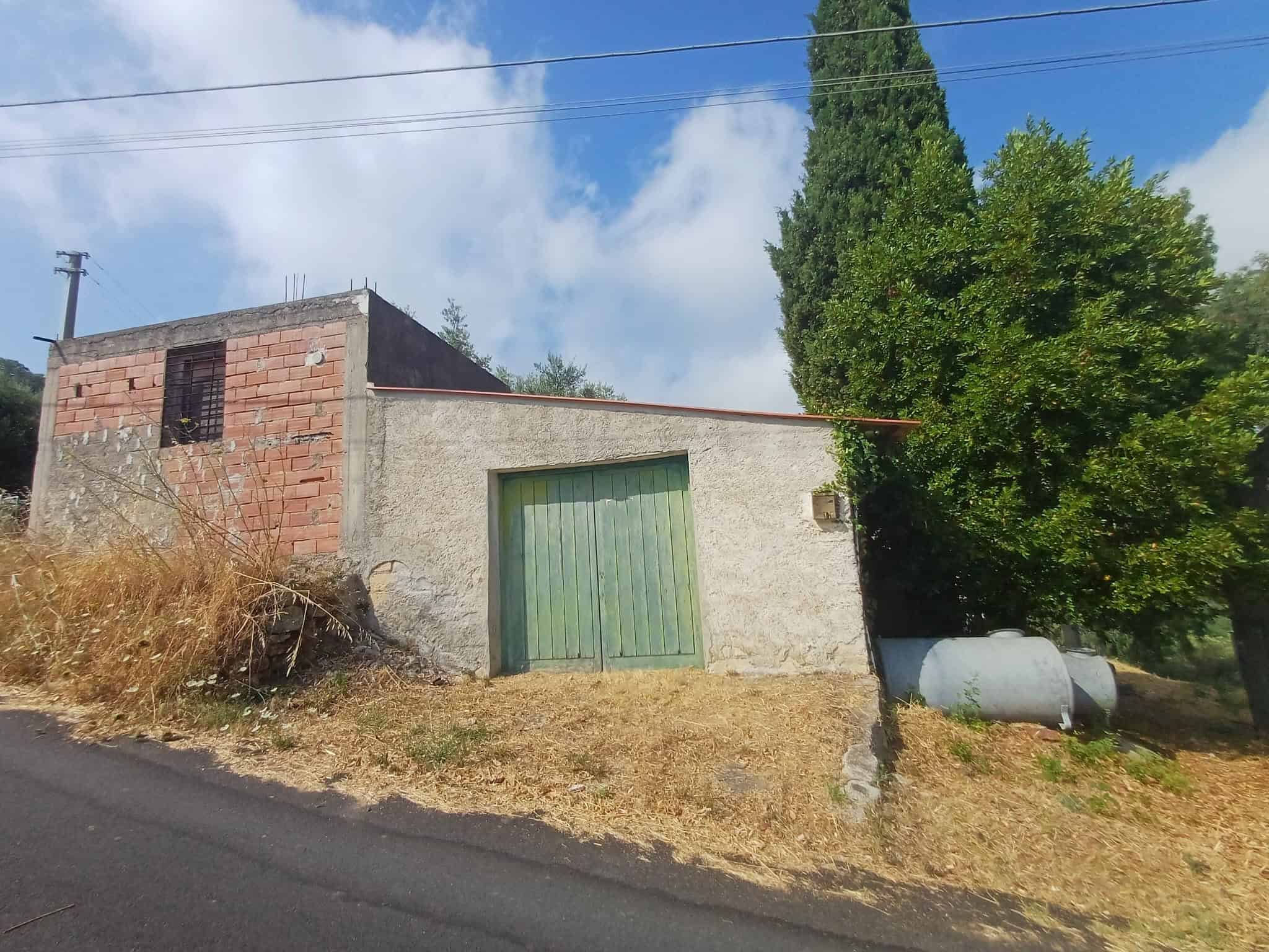 Edificio rustico in vendita a Capo d'Orlando con garage e spazio esterno, vicino a natura e strada principale.