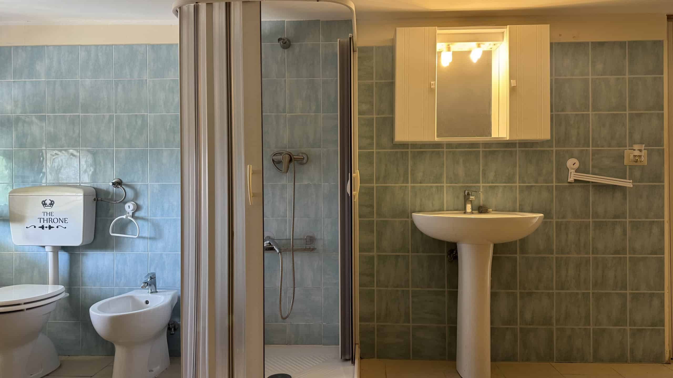 Bagno con doccia, lavabo e servizi igienici in un appartamento a Milazzo, Sicilia.